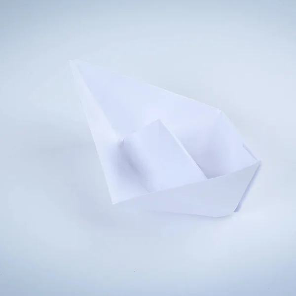 Barco de papel hecho en la técnica de origami . —  Fotos de Stock