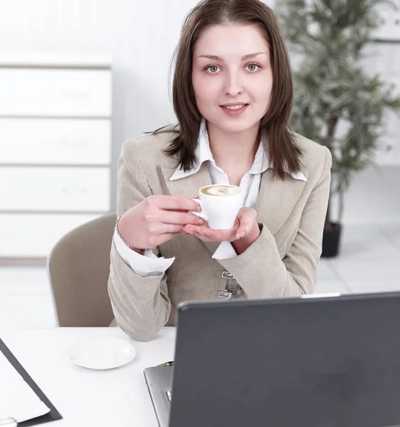 Geschäftsfrau mit einer Tasse Kaffee. — Stockfoto