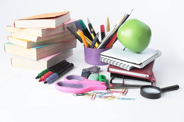 Libros de texto y una variedad de materiales escolares sobre fondo blanco .concept de la educación — Foto de Stock