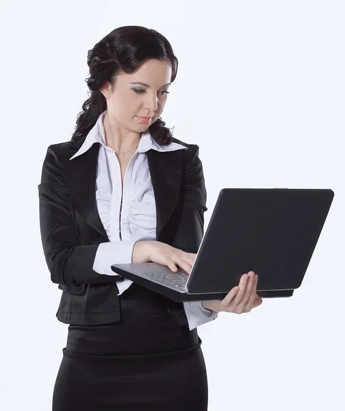 Retrato de uma jovem mulher de negócios feliz com um laptop sobre fundo branco — Fotografia de Stock