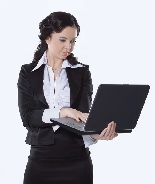 Portrait d'une jeune femme d'affaires heureuse avec un ordinateur portable sur fond blanc — Photo