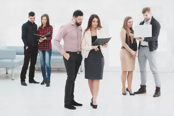 Equipo de negocios está esperando el taller en la sala de oficinas — Foto de Stock