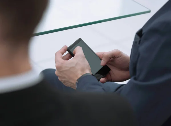 Stäng up.businessman tittar på smartphone skärmen — Stockfoto