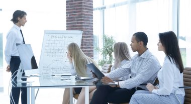 profesyonel iş takım mali bir grafik tartışıyor