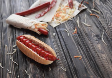 hızlı food.hot köpekler ahşap zemin üzerine sos ile