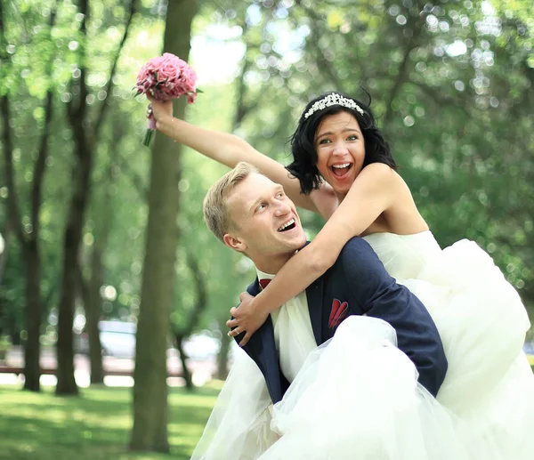 Casal alegre se divertindo no parque — Fotografia de Stock