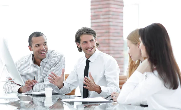 Manager houdt een bijeenkomst met de business team — Stockfoto