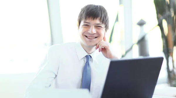 Werknemer van het bedrijf werken op de laptop. — Stockfoto