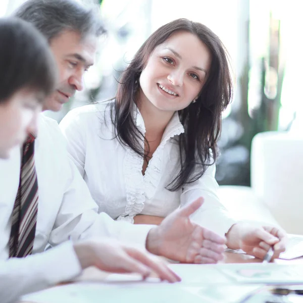 Primo Piano Dipendenti Che Lavorano Con Documenti Ufficio Lavoro Squadra — Foto Stock