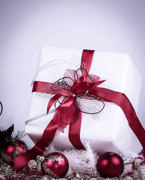 Confezione regalo bianca e decorazioni natalizie su sfondo bianco — Foto Stock