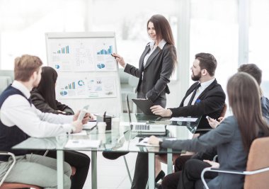 yeni bir mali proje tanıtımı tartışmak iş takım