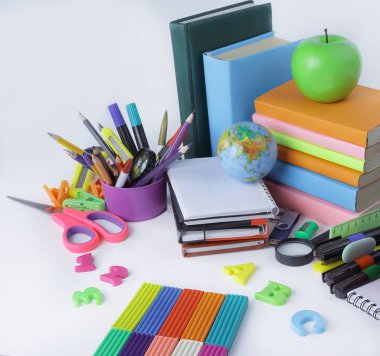 Apple, hamuru ve okul malzemeleri izole üzerinde beyaz arka plan