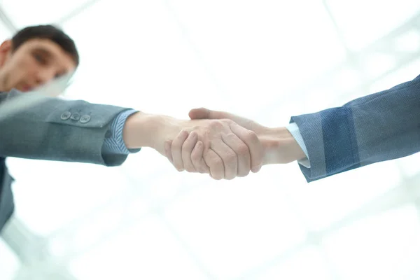 À cause de glass.handshake des partenaires d'affaires. vue du bas — Photo