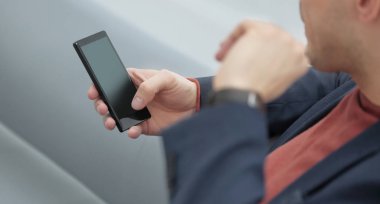 yakın up.a başarılı iş adamı smartphone ekranında görünüyor.