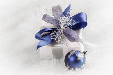 Noel hediye ve mavi Noel topları şenlikli bir beyaz arka