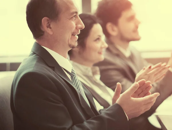 Primer plano de la gente de negocios aplaudiendo. Concepto de seminario empresarial en la oficina — Foto de Stock