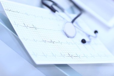 steteskop ve kardiyogram tıbbi bir tablo