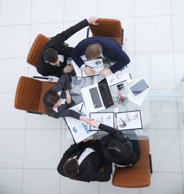 Yeni bir mali proje tartıştıktan sonra View.Handshake meslektaşlarının top