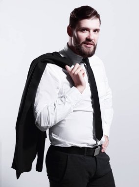 gülümseyen işadamı bir ceket onun üzerinde tutarak omuz ve kravat düzeltiyor