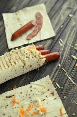 Shawarma sosis pişirme. kopya alanı ile dikey fotoğraf