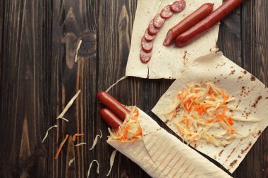 lahana turşusu ve Pide bread.photo kopya alanı ile sosis