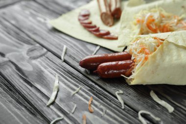 Tütsülenmiş sosis ve cabbage.photo kopya alanı ile silindir mini değirmenler