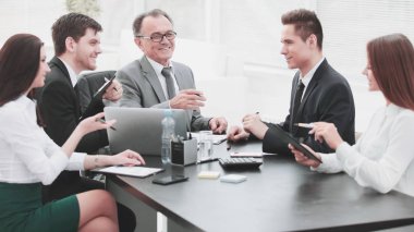 Finansal belgeler tartışan Yöneticisi ve iş grup