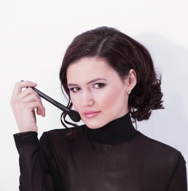Makyaj için fırça ile şık genç kadın