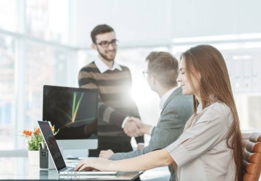  yeni iş ortakları arasında yeni anlaşmanın mali koşulları tartışılması önce avukatların el sıkışma