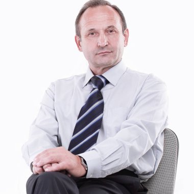 bir ofis koltuğu oturan ciddi iş adamı