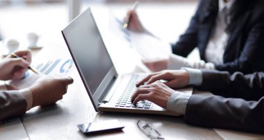 yakın çekim. iş adamı ve iş takım analiz finansal veriler