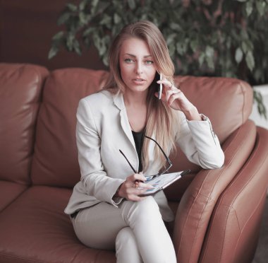up.Business kadın telefonda konuşurken Pano ile yakın