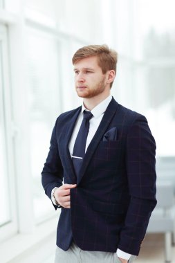 ofis pencere arka plan üzerinde genç işadamı