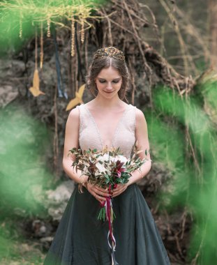 ormanda bir kulübe bir arka plan üzerinde bir düğün buket ile güzel gelin