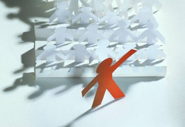 kağıt bebek bir grup önünde lider ayakta.