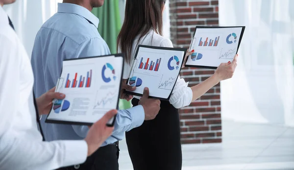 Wirtschaftsteam mit Finanzberichterstattung im Büro. — Stockfoto