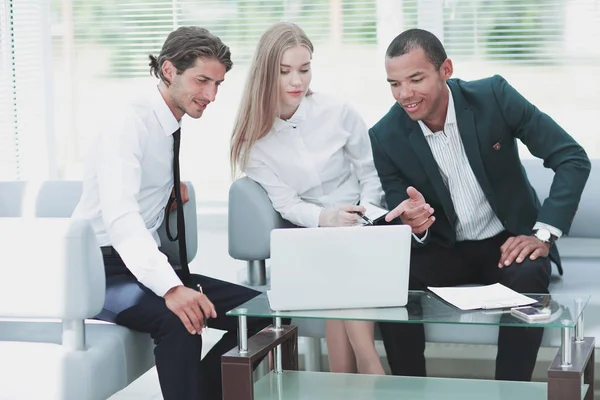 Business team discussing information with a laptop — Stock Photo, Image