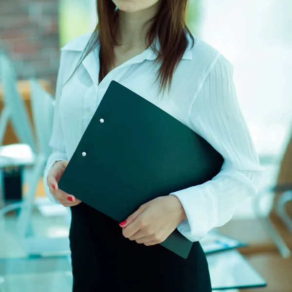 Rum Executive business kvinna med dokument på bakgrunden av kontoret. — Stockfoto