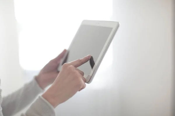 Up.womans el ekran dijital tablet .photo kopya boşluk tuşuna basarak kapatın — Stok fotoğraf
