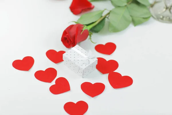 De doos van de gift van de dag van Valentijnskaarten op rode roos achtergrond. foto met cop — Stockfoto