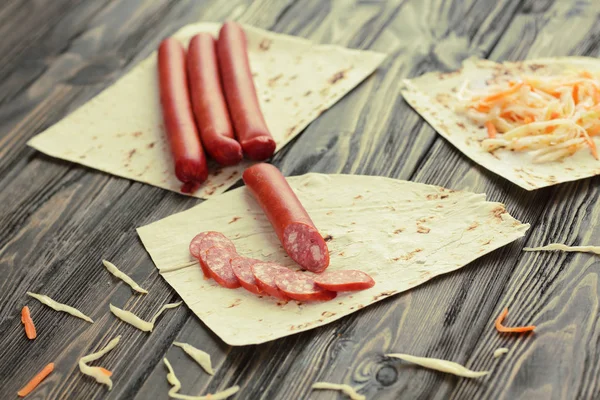 Plasterki kiełbasa z kapustą na dokonywanie sandwich Shawarma — Zdjęcie stockowe