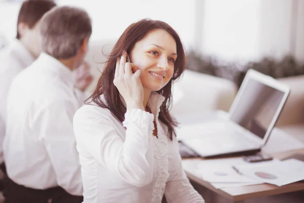 Business woman talking on mobile phone in office — Stock Photo, Image