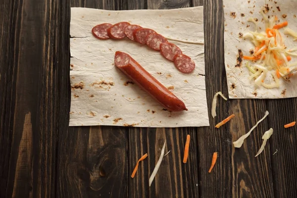 Копченая колбаса и маринованная капуста на pita.photo с копировальным спа — стоковое фото