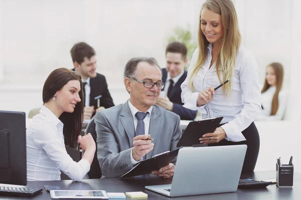 Business team diskuterar med huvudet av finansiella data — Stockfoto