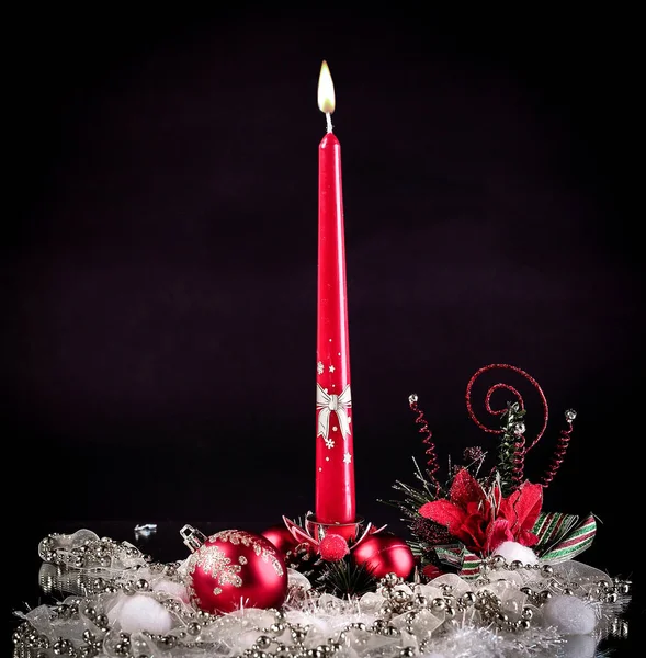 Vela y composición navideña sobre fondo negro — Foto de Stock