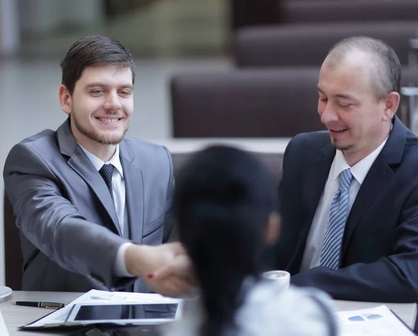 Handshake Manager e cliente in un ufficio moderno . — Foto Stock