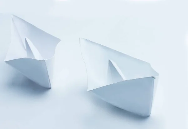 Dwa białe Łódź, wykonany w technice origami na białym tle — Zdjęcie stockowe