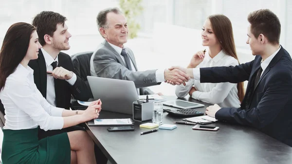 Uomo d'affari e investitore si stringono la mano al tavolo dei negoziati — Foto Stock
