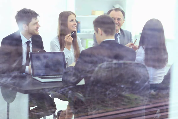 Por trás da equipe de negócios glass.the imagem na oficina — Fotografia de Stock