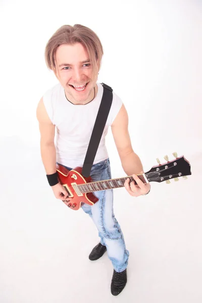 Portrait en pleine croissance.un jeune homme avec une guitare — Photo